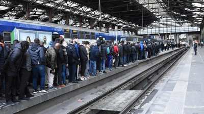 Fransa'daki grevler turizmi olumsuz etkiliyor