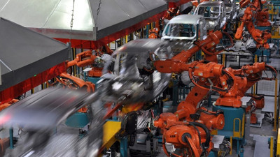 Bu fabrika robotunu bile kendi üretiyor