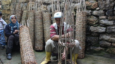 Kaliteli bal için söğüt dalından sepet örüyorlar