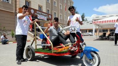 Lise öğrencileri hurda parçalardan arazi aracı yaptı