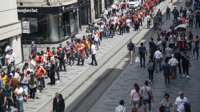 Şampiyonluk kutlaması için uzun kuyruklar oluştu