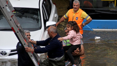 Ankara'da 15 dakikalık yağmur ve dolu hayatı felç etti