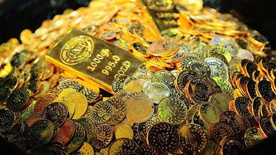 Altın, dolarla birlikte rekor yolculuğunu sürdürüyor