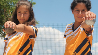 Köydeki kızların bocce şampiyonası heyecanı