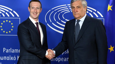 Facebook CEO'su Zuckerberg özür diledi