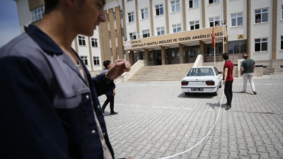 Liselilerin 'uzatma kablosu'yla çalışan aracı test sürüşünde