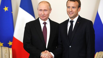 Macron ve Putin bir araya geldi