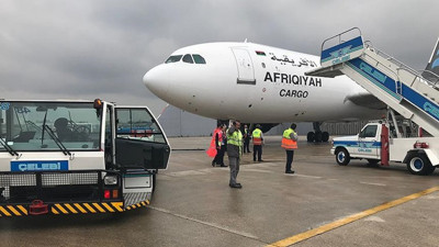 Kargo uçağı pist sonunda durdu