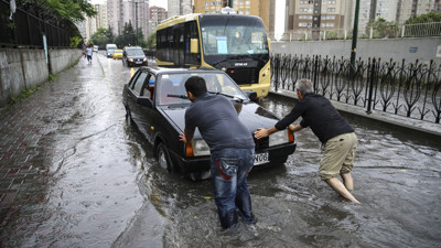 Sağanak yağış İstanbul'u vurdu