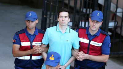 Yunan askerlerin tutukluluğuna devam edilecek