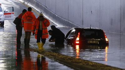 Başkentte kuvvetli yağış hayatı olumsuz etkiledi