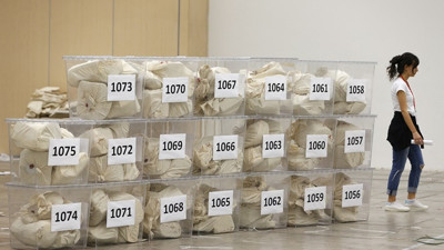 Yurt dışından gelen oy çuvalları tasnif edildi