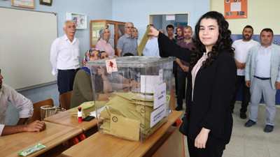 En genç milletvekili adayı oyunu kullandı