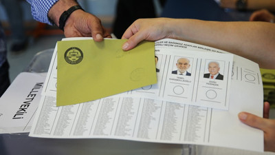 Mükerrer oy kullanmaya çalışırken yakalandı