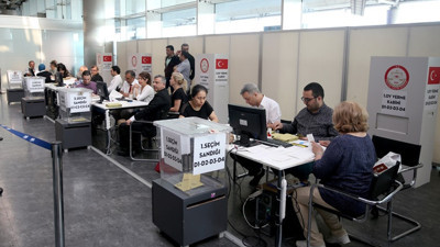 İlk oylar kullanılmaya başlandı