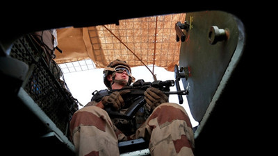 Fransız askerlerine bombalı saldırı: 2 ölü