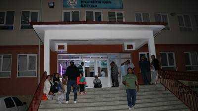 Veliler kayıt için okul önünde sabahladı