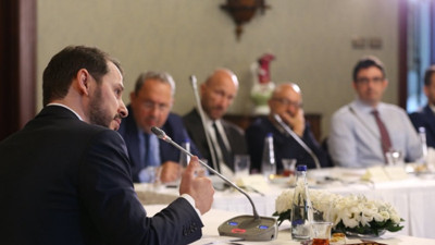 Albayrak, ekonomistleri dinledi