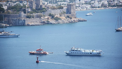 Arızalanan Yunan feribotunu kıyı emniyeti çekti