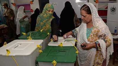 Pakistan seçimlerinde muhalefet lideri İmran Han önde