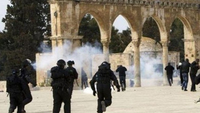 İsrail polisinden Mescid-i Aksa’ya saldırı