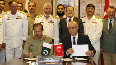 Pakistan'daki 4 korvetin ihalesini Türkiye aldı