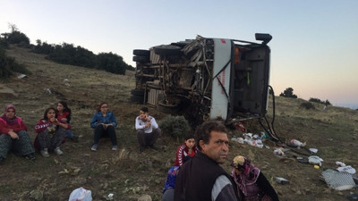 Manisa'da tarım işçilerini taşıyan servis devrildi: 26 yaralı