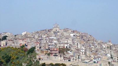 İtalya’nın Mussomeli kentinde yazlık evler 1 euro