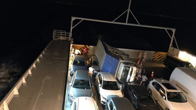 Arabalı vapurdaki kamyon araçların üzerine devrildi