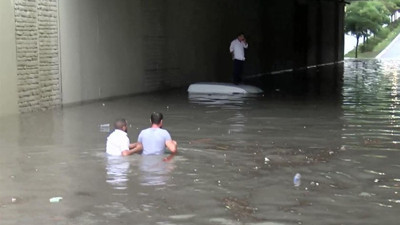 İstanbul'u şiddetli yağmur vurdu, yollar göle döndü