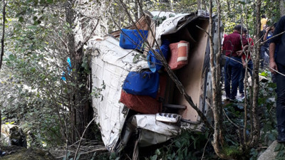 Minibüs uçuruma yuvarlandı: 5 ölü, 11 yaralı