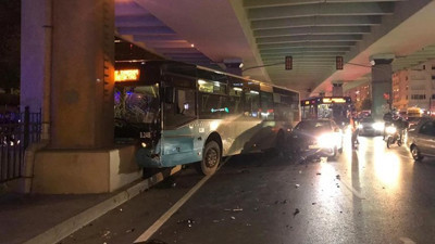 Otobüs köprü ayağına çarptı