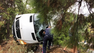 Kemer'de minibüs devrildi: 3 ölü, 3 yaralı