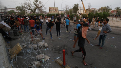 Basra’da göstericiler belediye binasını ateşe verdi
