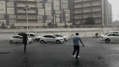 İstanbul'da kuvvetli yağış, yollar sular altında kaldı