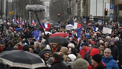 Paris'te 'kırmızı fularlılar'dan sarı yeleklilere karşı gösteri