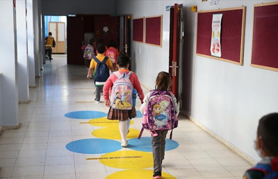 İstanbul Valiliği: Salı günü okullar saat 16.00'ya kadar eğitim verecek