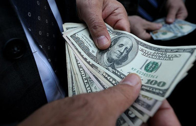 Gerçek kişiler döviz satarken, şirketler alıma devam ediyor