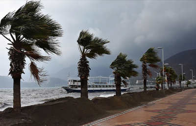 İzmir'de deniz ulaşımına şiddetli rüzgar engeli