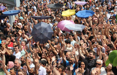 Şifalı mesir macunu için on binlerce kişi birbiriyle yarıştı