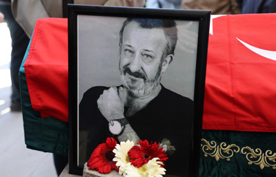 Tiyatro sanatçısı Naşit Özcan son yolculuğuna uğurlandı