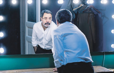 uçurumun kenarında yürür gibi