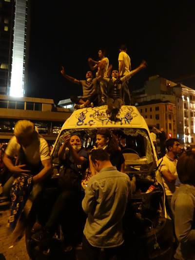 Taksim'de barış Dolmabahçe'de savaş - Resim: 5