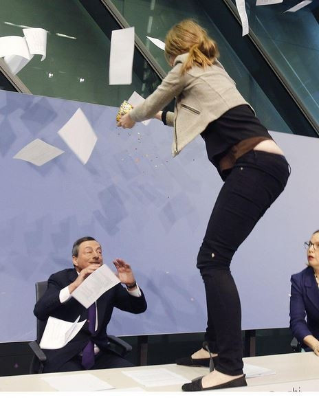 ECB Başkanı Draghi'ye şok protesto - Resim: 4