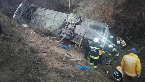 Yolcu otobüsü kaza yaptı! Yaralılar var