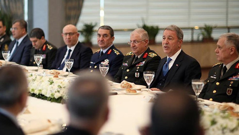Bakan Akar'dan astsubaylara 'müjde'