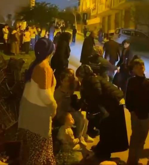 Anlık son depremler: İstanbul'da deprem! İstanbullular arka arkaya sallandı - Resim : 1
