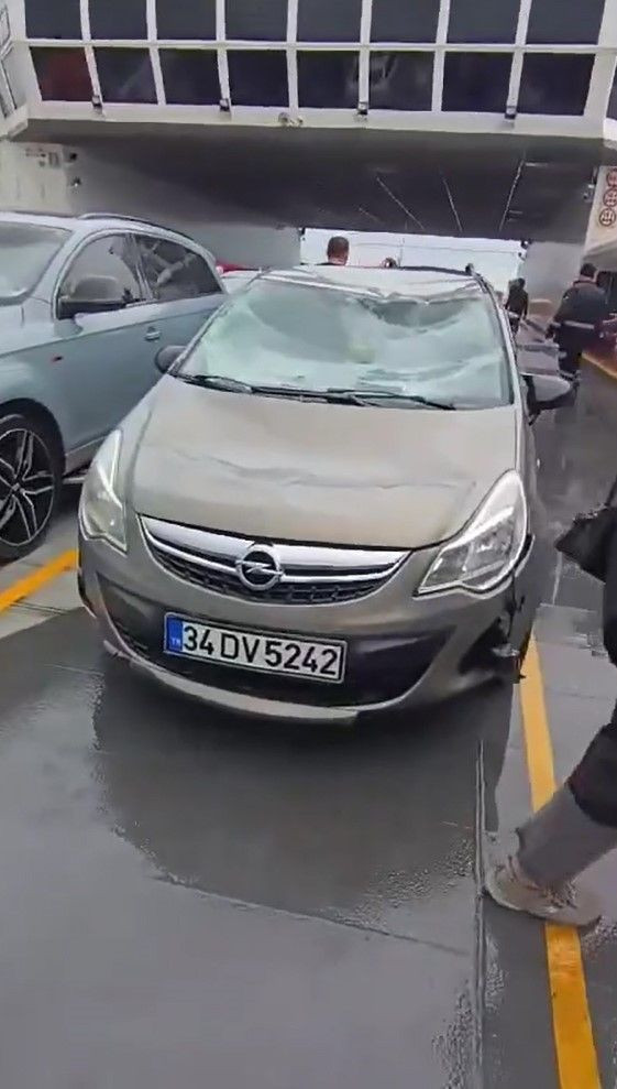 Yalova-İstanbul feribotunda korku dolu anlar: Feribot dalgaların arasında kaldı, araçlar hasar aldı - Resim: 5