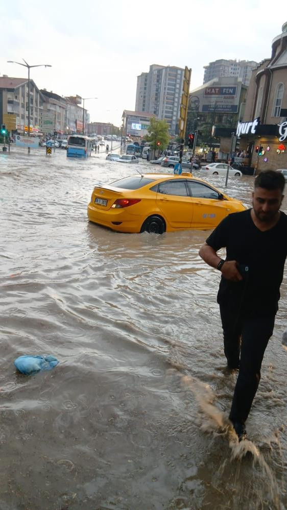 Ankara'yı sel vurdu! Araçlar yollarda sürüklendi - Resim : 1
