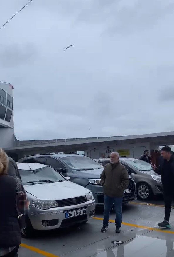 Yalova-İstanbul feribotunda korku dolu anlar: Feribot dalgaların arasında kaldı, araçlar hasar aldı - Resim: 1